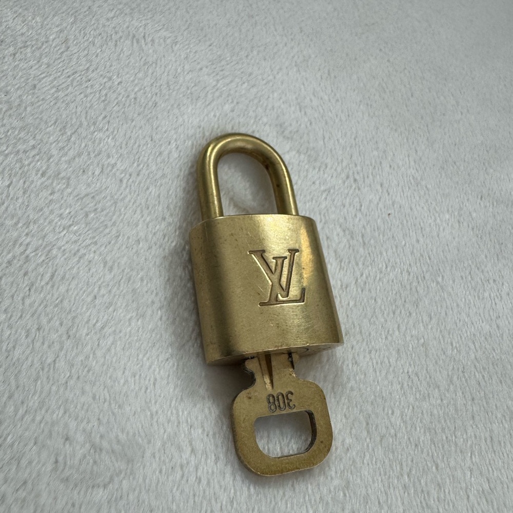Louis Vuitton # 308 Lock and Key 🔐✨ - Picture 2 of 5
